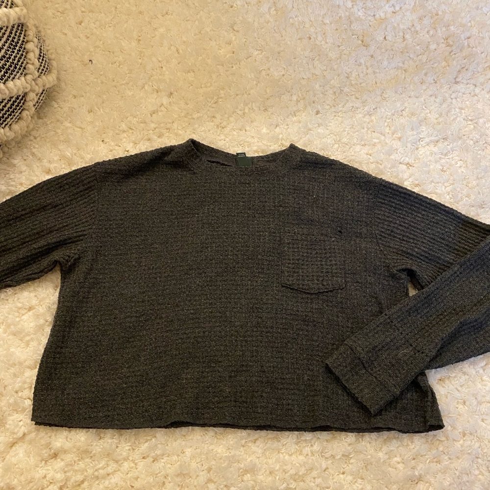 dark grey cropped long sleeve shirt